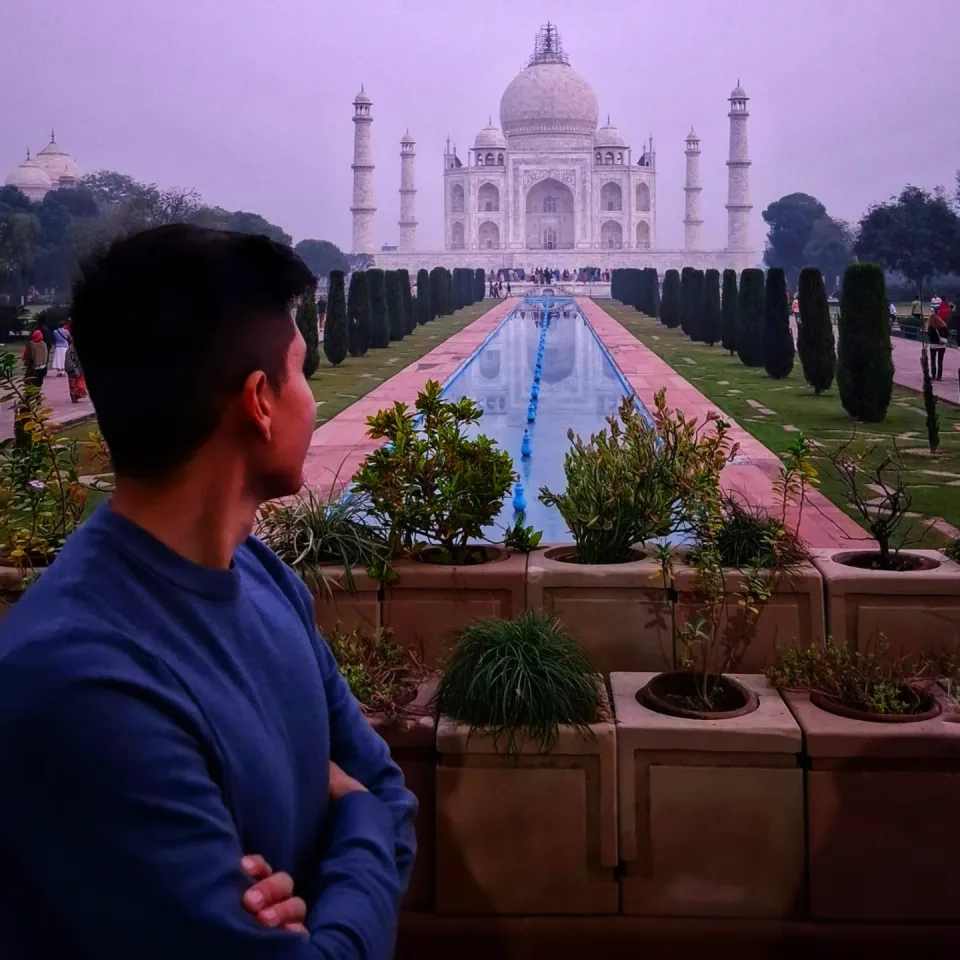Gabi frente al Taj Mahal, en India